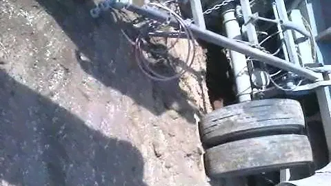 Iveco 410 tirando acoplado tumbado